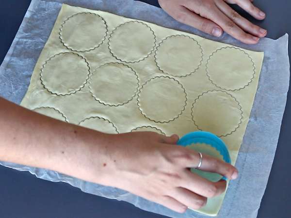 Tartelettes pour Halloween aux champignons et fromage ail et fines herbes - Préparation etape 1