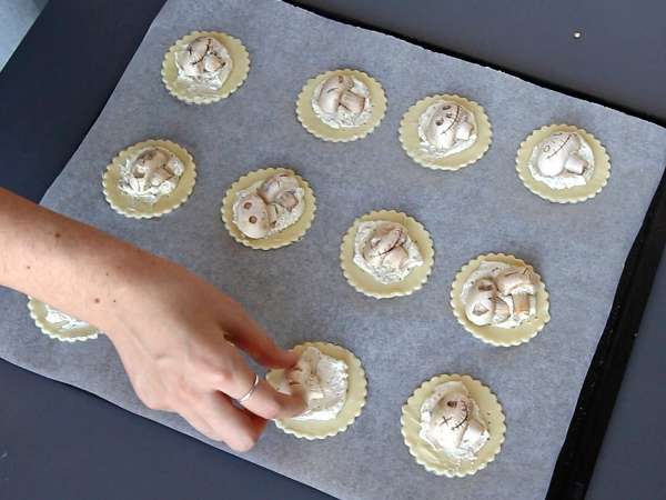 Tartelettes pour Halloween aux champignons et fromage ail et fines herbes - Préparation etape 6