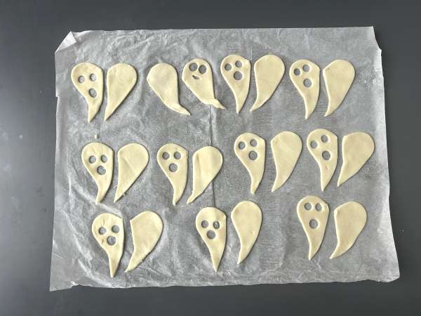 Biscuits fantômes : la recette d'Halloween la plus facile à réaliser avec les enfants - Préparation etape 3