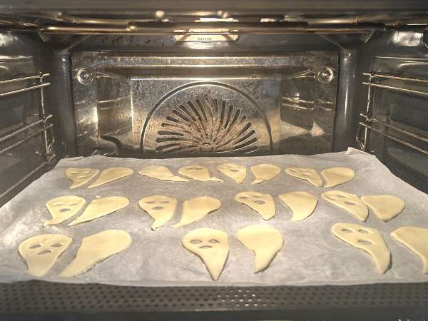 Biscuits fantômes : la recette d'Halloween la plus facile à réaliser avec les enfants - Préparation etape 4