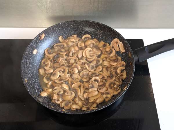 Pâtes crémeuses aux champignons : la recette simple et réconfortante qu'on adore refaire - Préparation etape 2