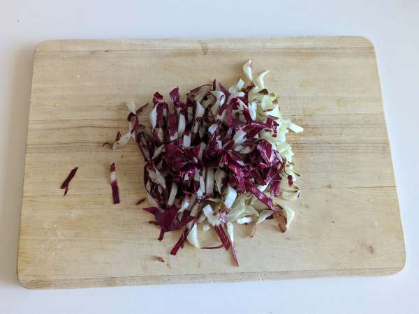 Pâtes crémeuses à l’endive rouge, bacon croustillant et noix : recette rapide et irrésistible - Préparation etape 1