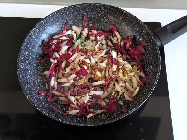 Pâtes crémeuses à l’endive rouge, bacon croustillant et noix : recette rapide et irrésistible - Préparation etape 2