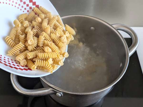 Pâtes crémeuses à l’endive rouge, bacon croustillant et noix : recette rapide et irrésistible - Préparation etape 3