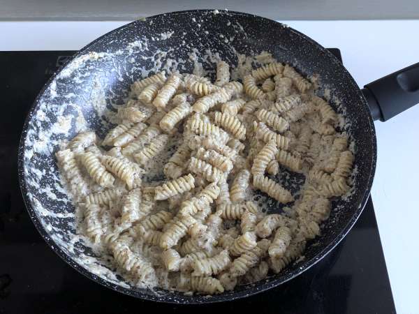 Pâtes crémeuses à l’endive rouge, bacon croustillant et noix : recette rapide et irrésistible - Préparation etape 6