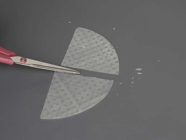 Tacos en version asiatique: tartare de saumon dans une chips de riz - Préparation etape 1