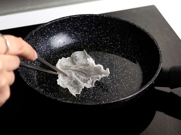 Tacos en version asiatique: tartare de saumon dans une chips de riz - Préparation etape 2