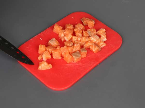 Tacos en version asiatique: tartare de saumon dans une chips de riz - Préparation etape 3