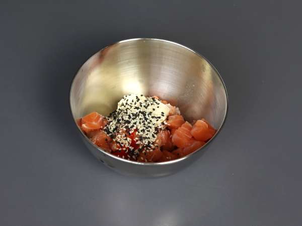 Tacos en version asiatique: tartare de saumon dans une chips de riz - Préparation etape 4