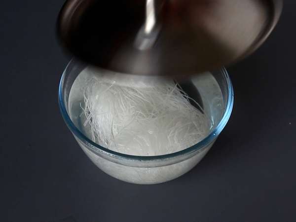 Salade colorée aux vermicelles de riz et crevettes et sa sauce relevée à la cacahuète - Préparation etape 2