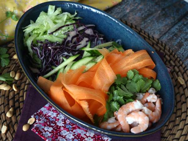 Salade colorée aux vermicelles de riz et crevettes et sa sauce relevée à la cacahuète - Préparation etape 4