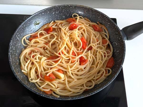 Spaghettis aux tomates cerises et aux pignons de pin - Préparation etape 4