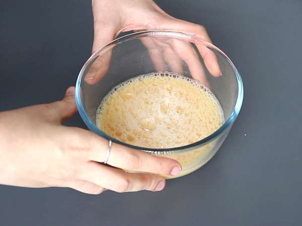 Chinese steamed eggs: la recette chinoise d'oeufs soyeux à la vapeur avec deux ingrédients! - Préparation etape 1