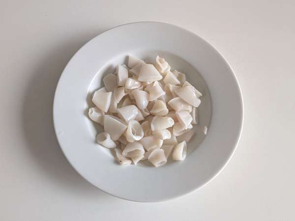 Pâtes à la tomate et aux calamars : une recette simple, parfumée et pleine de goût - Préparation etape 1