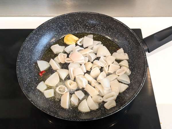 Pâtes à la tomate et aux calamars : une recette simple, parfumée et pleine de goût - Préparation etape 2