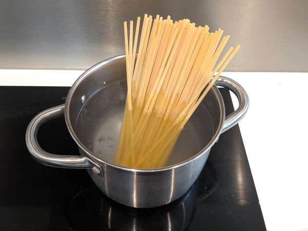 Pâtes à la tomate et aux calamars : une recette simple, parfumée et pleine de goût - Préparation etape 5