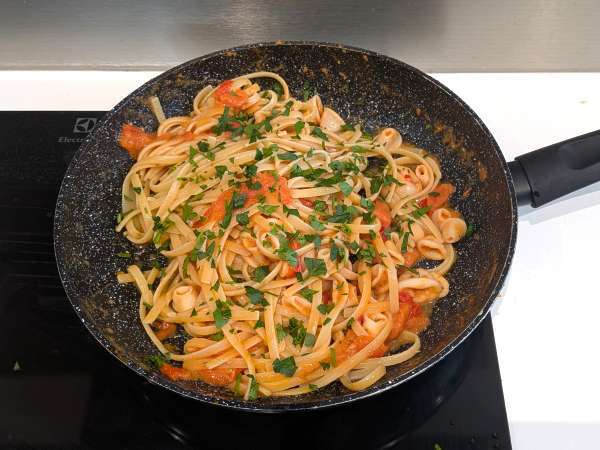 Pâtes à la tomate et aux calamars : une recette simple, parfumée et pleine de goût - Préparation etape 6