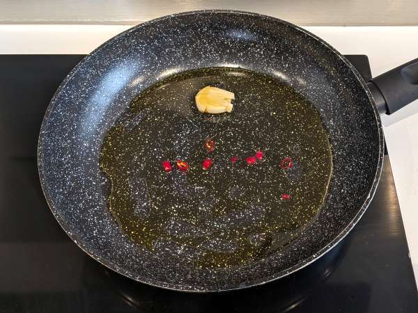 Calamars à la tomate : simples, parfumés et parfaits avec des pâtes ou du riz - Préparation etape 3