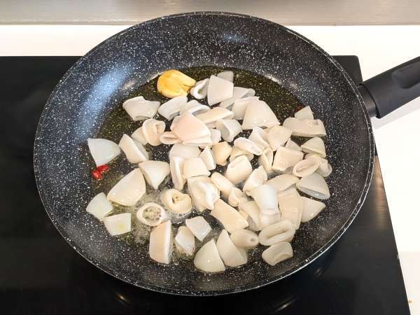 Calamars à la tomate : simples, parfumés et parfaits avec des pâtes ou du riz - Préparation etape 4