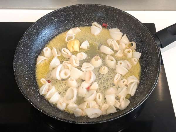 Calamars à la tomate : simples, parfumés et parfaits avec des pâtes ou du riz - Préparation etape 5