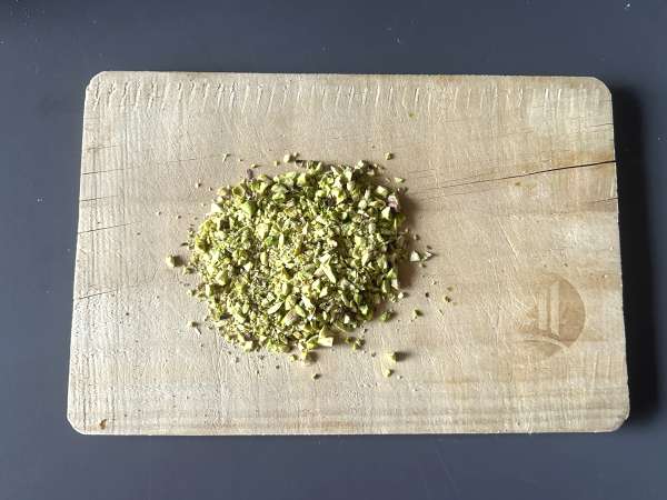 Cœurs en boudoirs enrobés de chocolat et pistaches : l’idée facile et gourmande! - Préparation etape 1