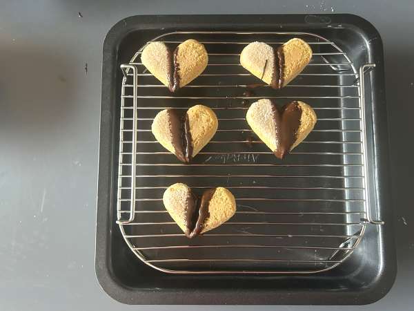 Cœurs en boudoirs enrobés de chocolat et pistaches : l’idée facile et gourmande! - Préparation etape 5