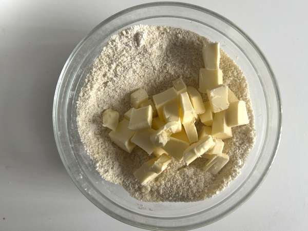 Crumble aux myrtilles et aux amandes : doré sur le dessus, juteux à l'intérieur - Préparation etape 2