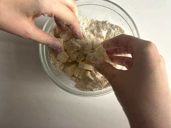 Crumble aux myrtilles et aux amandes : doré sur le dessus, juteux à l'intérieur - Préparation etape 3