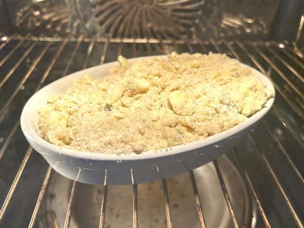 Crumble aux myrtilles et aux amandes : doré sur le dessus, juteux à l'intérieur - Préparation etape 5