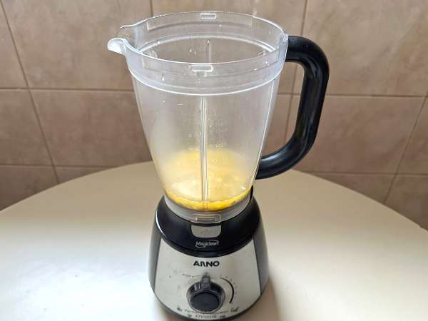 Caipirinha de maracujá batida: le cocktail Brésilien façon smoothie au fruit de la passion - Préparation etape 1