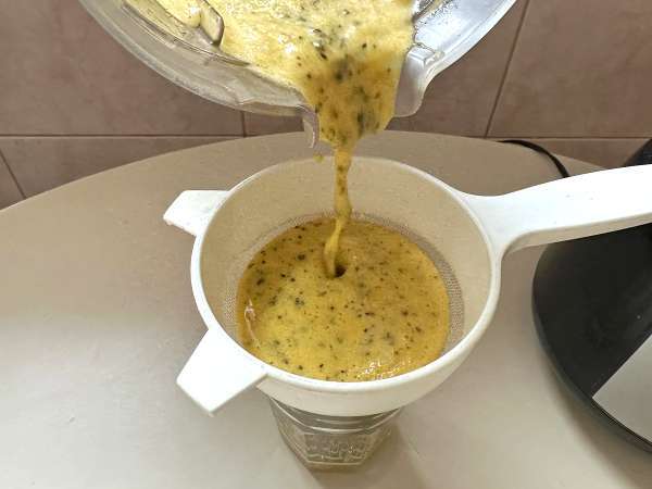 Caipirinha de maracujá batida: le cocktail Brésilien façon smoothie au fruit de la passion - Préparation etape 2