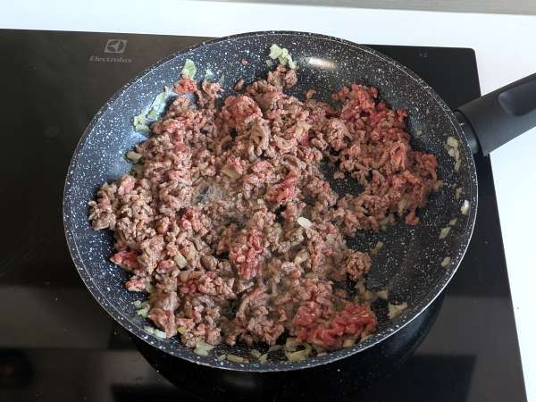 Buns garnis façon burger: idéal pour un dîner rapide et savoureux - Préparation etape 1