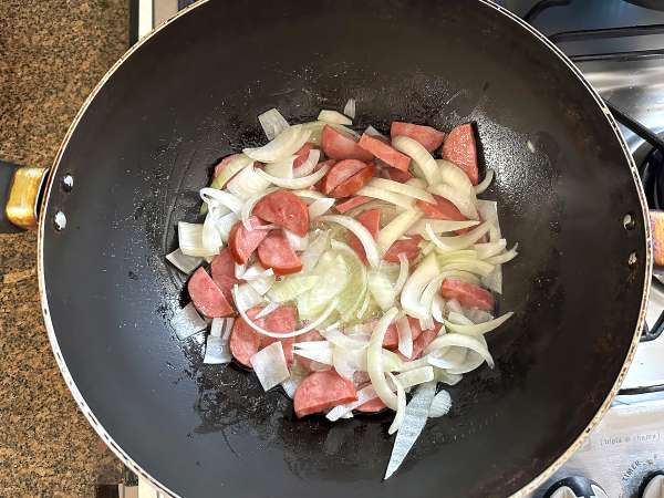 Farofa brésilienne à la saucisse calabraise - Préparation etape 1