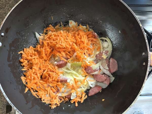 Farofa brésilienne à la saucisse calabraise - Préparation etape 2