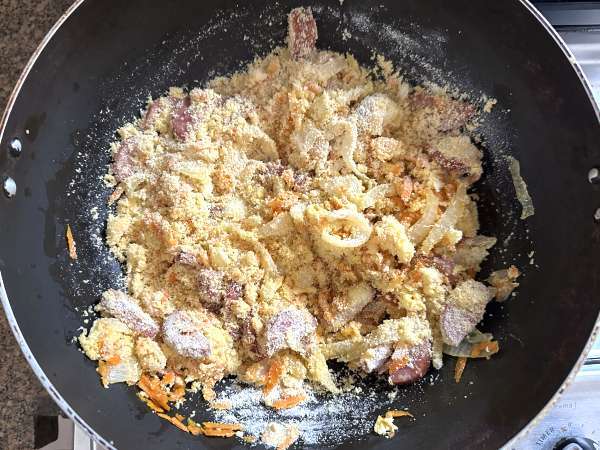 Farofa brésilienne à la saucisse calabraise - Préparation etape 3