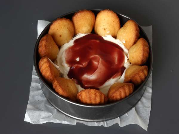 Charlotte aux fruits rouges avec des madeleines - Préparation etape 5