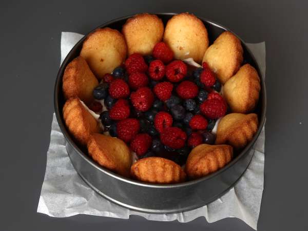 Charlotte aux fruits rouges avec des madeleines - Préparation etape 6