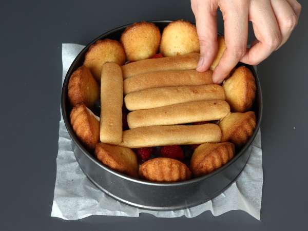 Charlotte aux fruits rouges avec des madeleines - Préparation etape 7