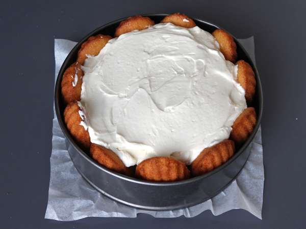 Charlotte aux fruits rouges avec des madeleines - Préparation etape 8