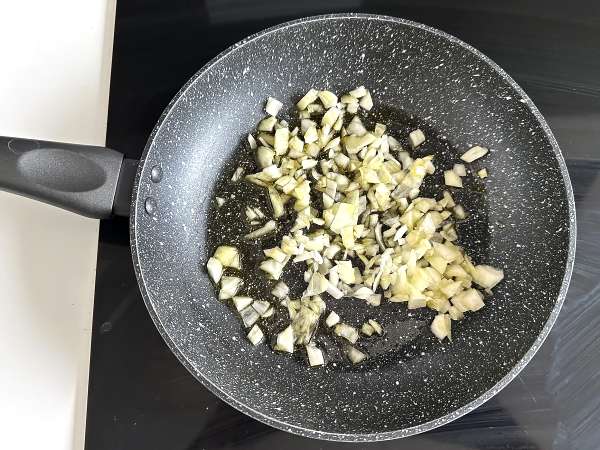 Cake aux sardines : une recette simple, moelleuse et pleine de goût - Préparation etape 1