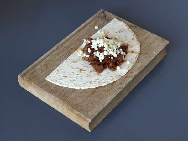 Tortillas garnies façon quesadillas au four avec une garniture au bœuf épicé - Préparation etape 4