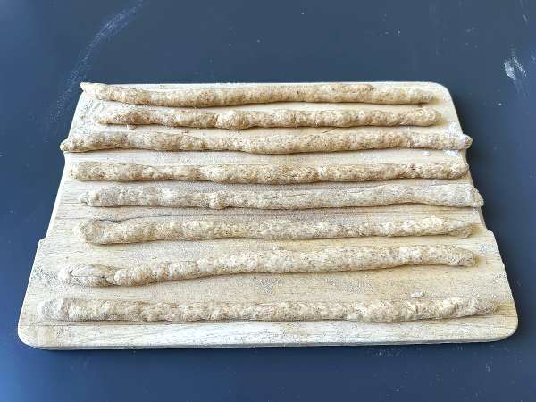 Gressins maison aux herbes : simples à faire et hyper croustillants ! - Préparation etape 4