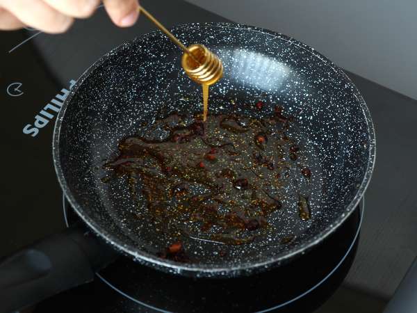 Oeufs au plat au miel et à la mozzarella, le petit déjeuner express sucré salé et pimenté! - Préparation etape 1