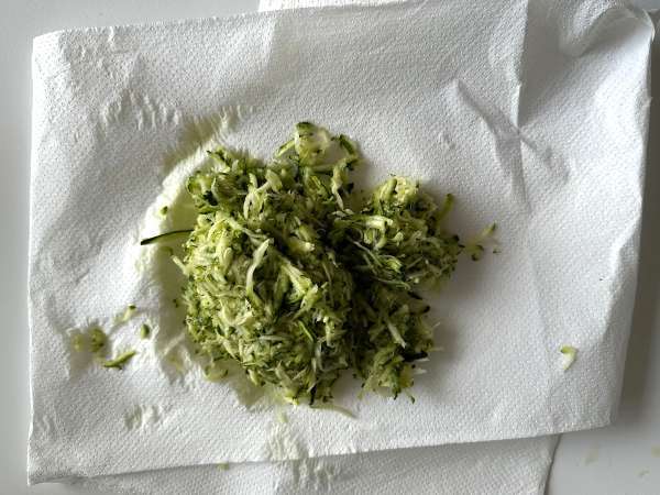 Gâteau ultra moelleux aux pistaches, au citron vert et à la courgette - Préparation etape 1