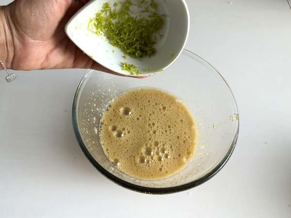 Gâteau ultra moelleux aux pistaches, au citron vert et à la courgette - Préparation etape 4