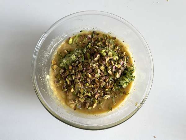 Gâteau ultra moelleux aux pistaches, au citron vert et à la courgette - Préparation etape 6