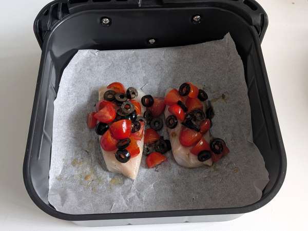 Cabillaud au air fryer avec tomates cerises, olives et citron - Préparation etape 4
