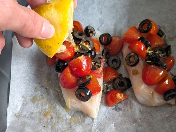 Cabillaud au air fryer avec tomates cerises, olives et citron - Préparation etape 5