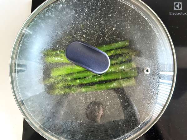 Tartines aux asperges, ricotta, citron et basilic - Préparation etape 2