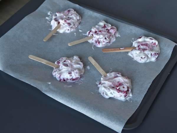 Glaces skyr, framboise et chocolat. Le snack sain des journées ensoleillées! - Préparation etape 3